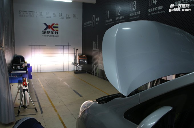 廣州逸致改燈LED雙光透鏡炫酷車燈改裝作業(yè)