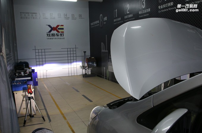 廣州逸致改燈LED雙光透鏡炫酷車燈改裝作業(yè)