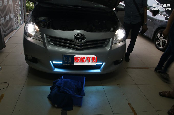 廣州逸致改燈LED雙光透鏡炫酷車燈改裝作業(yè)