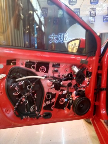 濟(jì)寧市鄒城大班汽車音響改裝大眾POLO升級DSP4.1音響系統(tǒng)