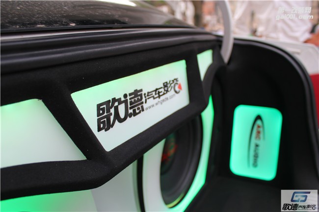 武漢大眾桑塔納競賽級音響改裝 炸機風(fēng)格 武漢歌德汽車音響改裝