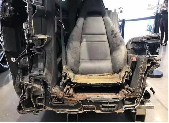 百萬保時捷被切蛋糕，露出內(nèi)臟終于知道什么是豪車