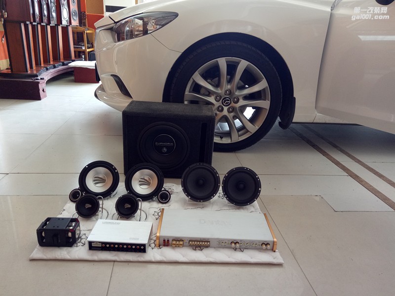 鄭州金聲汽車(chē)音響改裝-馬自達(dá)阿特茲改裝德國(guó)彩虹三分頻加裝功放和低音優(yōu)美聲處理器