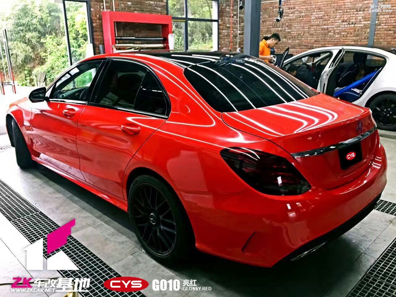 四川成都車衣裳奔馳C200亮紅G010汽車改色貼膜
