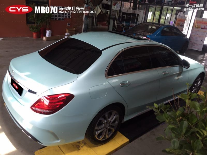 四川成都車衣裳奔馳C180馬卡龍?jiān)鹿庥馦R070汽車改色貼膜