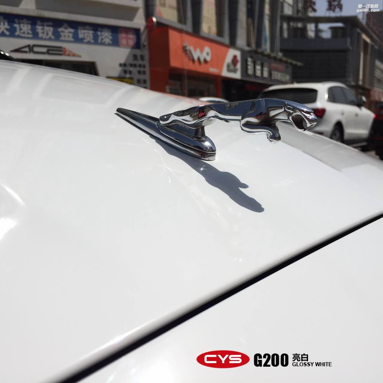 四川成都車衣裳捷豹XJL亮白G200泊車改色貼膜