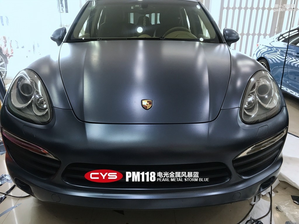 四川成都車衣裳保時(shí)捷卡宴亮黑汽車改色貼膜