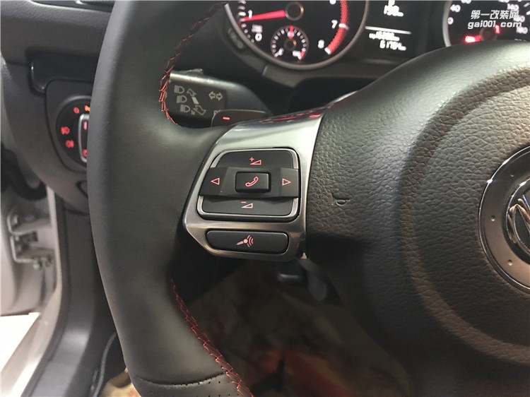 高爾夫改裝多功能方向盤 升級(jí)多功能方向盤