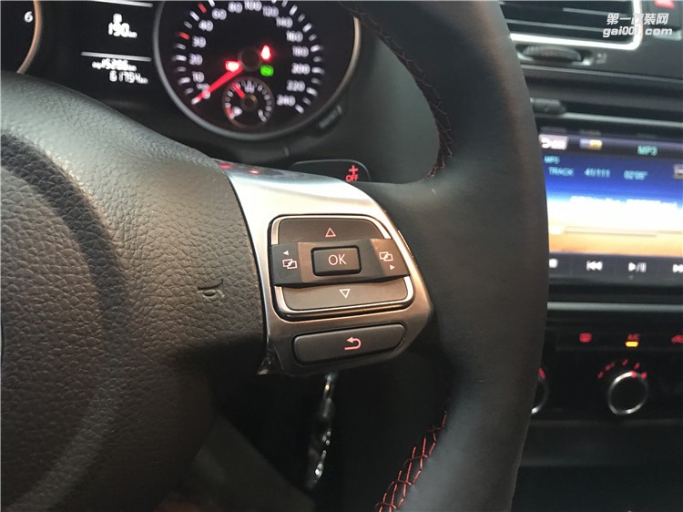 高爾夫改裝多功能方向盤 升級(jí)多功能方向盤