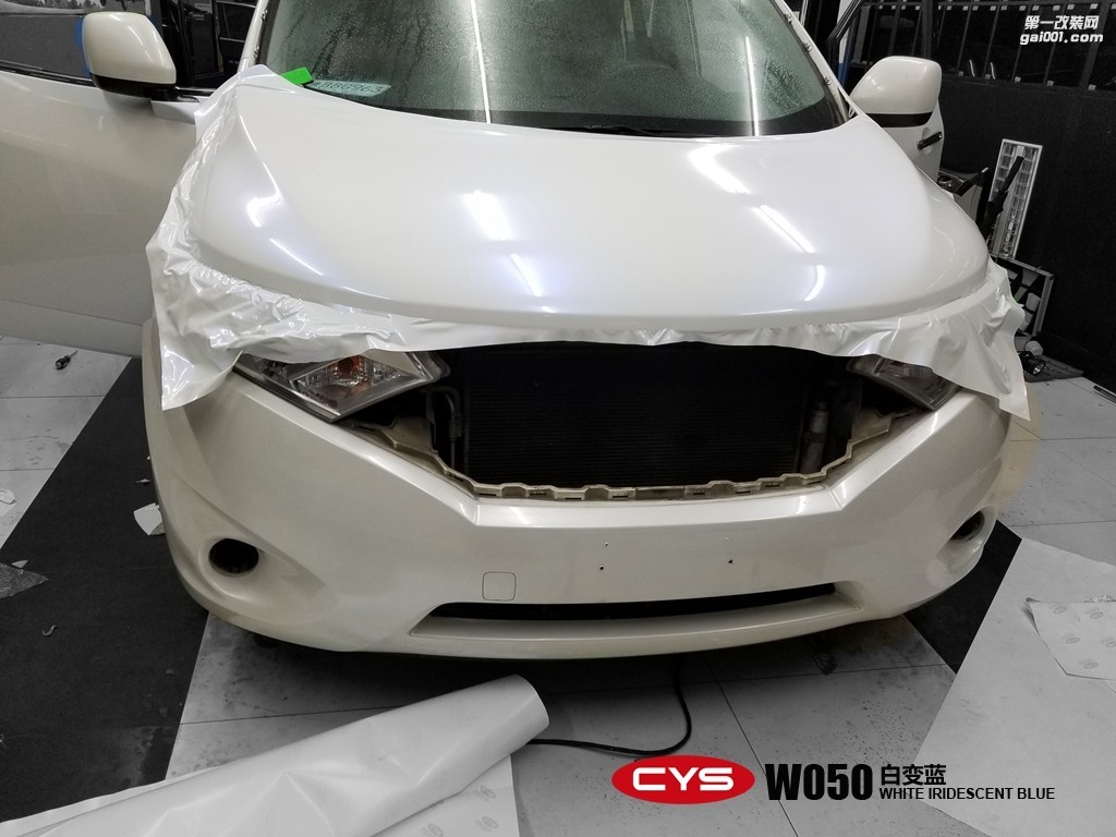 四川成都車衣裳日產(chǎn)貴士白變藍(lán)W050汽車改色貼膜