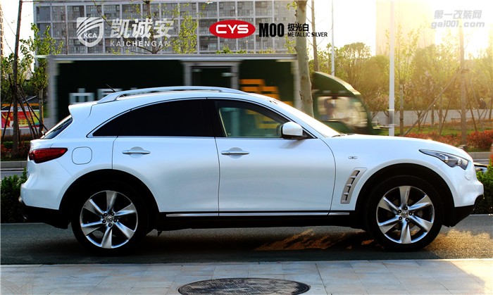 鄭州英菲尼迪FX35極光白車身貼膜高貴優(yōu)雅完美展現(xiàn)