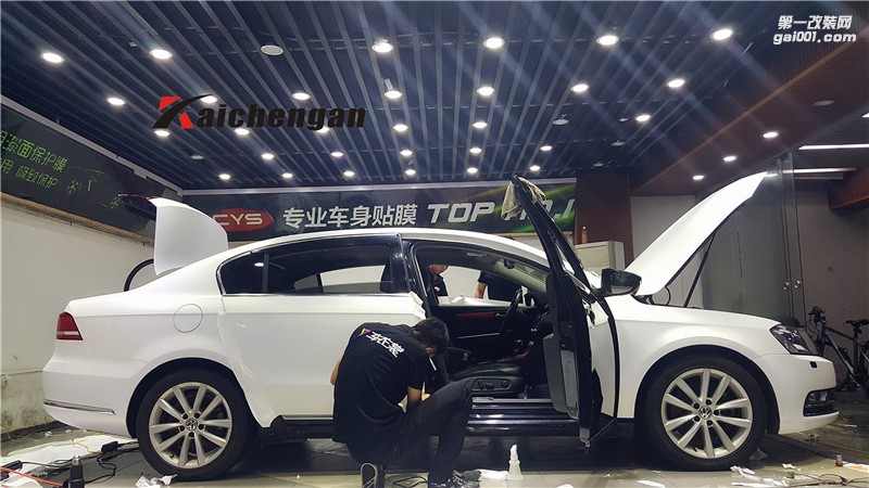 鄭州汽車改色邁騰亞面白變金貼膜圖片