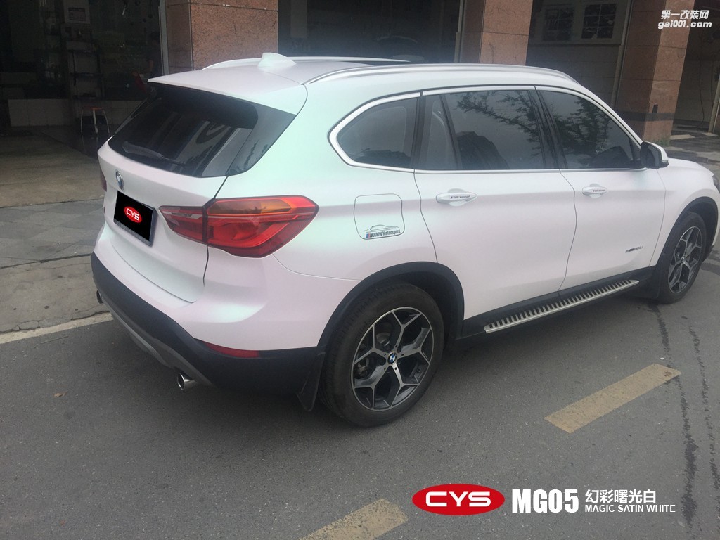 四川成都車衣裳寶馬X1幻彩曙光白MG05汽車改色貼膜