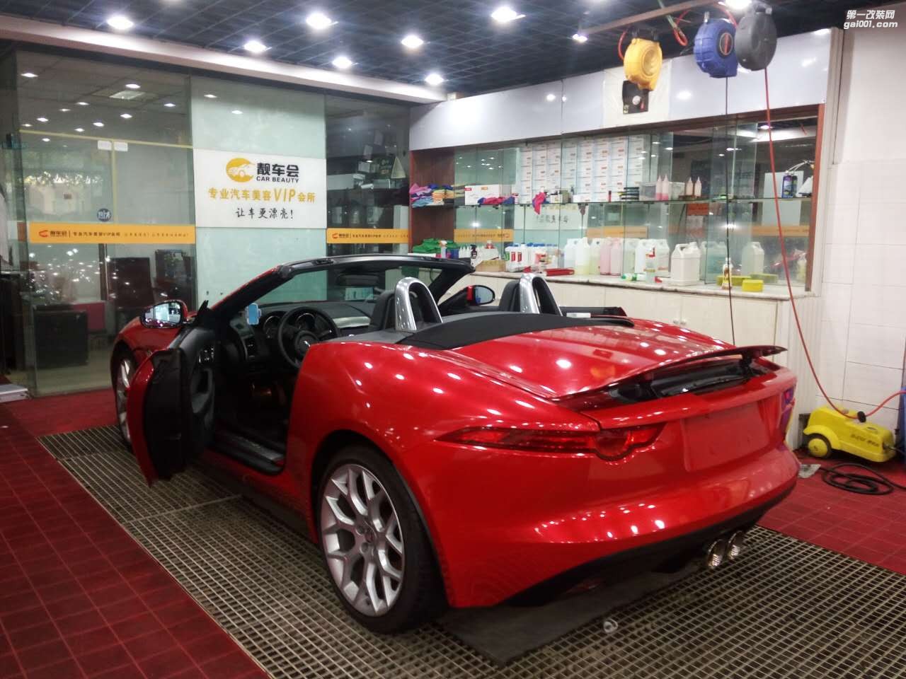 四川成都車衣裳捷豹F-TYPE水晶紅C50汽車改色貼膜