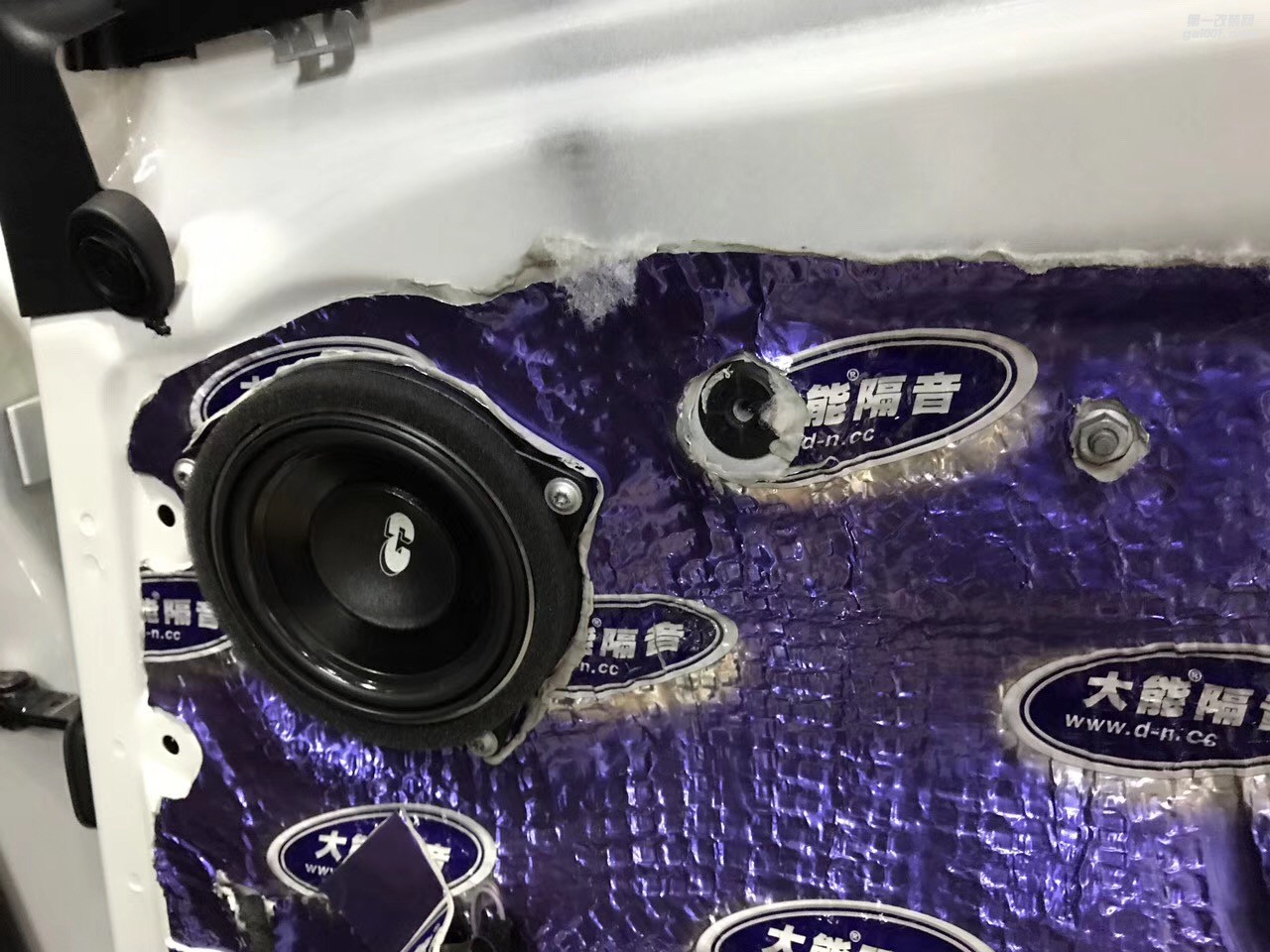 細致入微征服挑剔的耳朵寶馬3系升級大能隔音汕頭市星悅汽車音響改裝寶馬音響系統(tǒng)美國CDT專車專用無損安裝