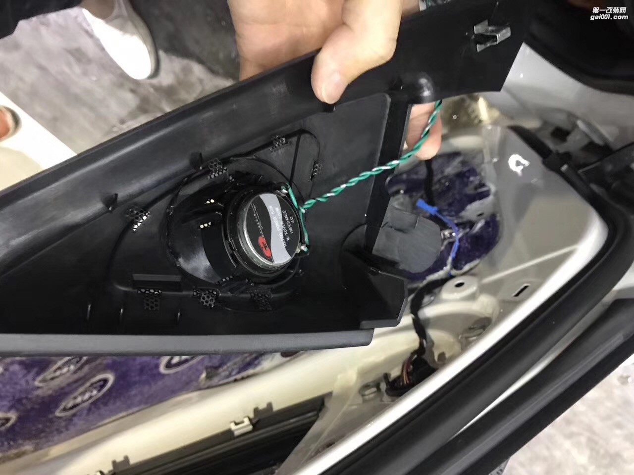 細致入微征服挑剔的耳朵寶馬3系升級大能隔音汕頭市星悅汽車音響改裝寶馬音響系統(tǒng)美國CDT專車專用無損安裝
