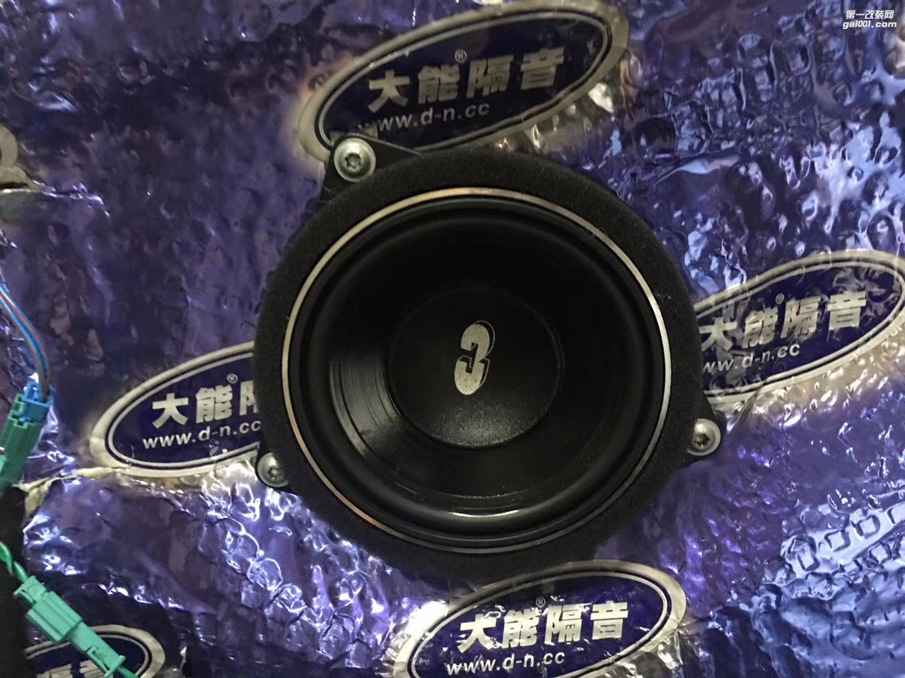 細致入微征服挑剔的耳朵寶馬3系升級大能隔音汕頭市星悅汽車音響改裝寶馬音響系統(tǒng)美國CDT專車專用無損安裝