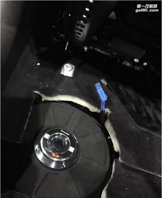 細致入微征服挑剔的耳朵寶馬3系升級大能隔音汕頭市星悅汽車音響改裝寶馬音響系統(tǒng)美國CDT專車專用無損安裝