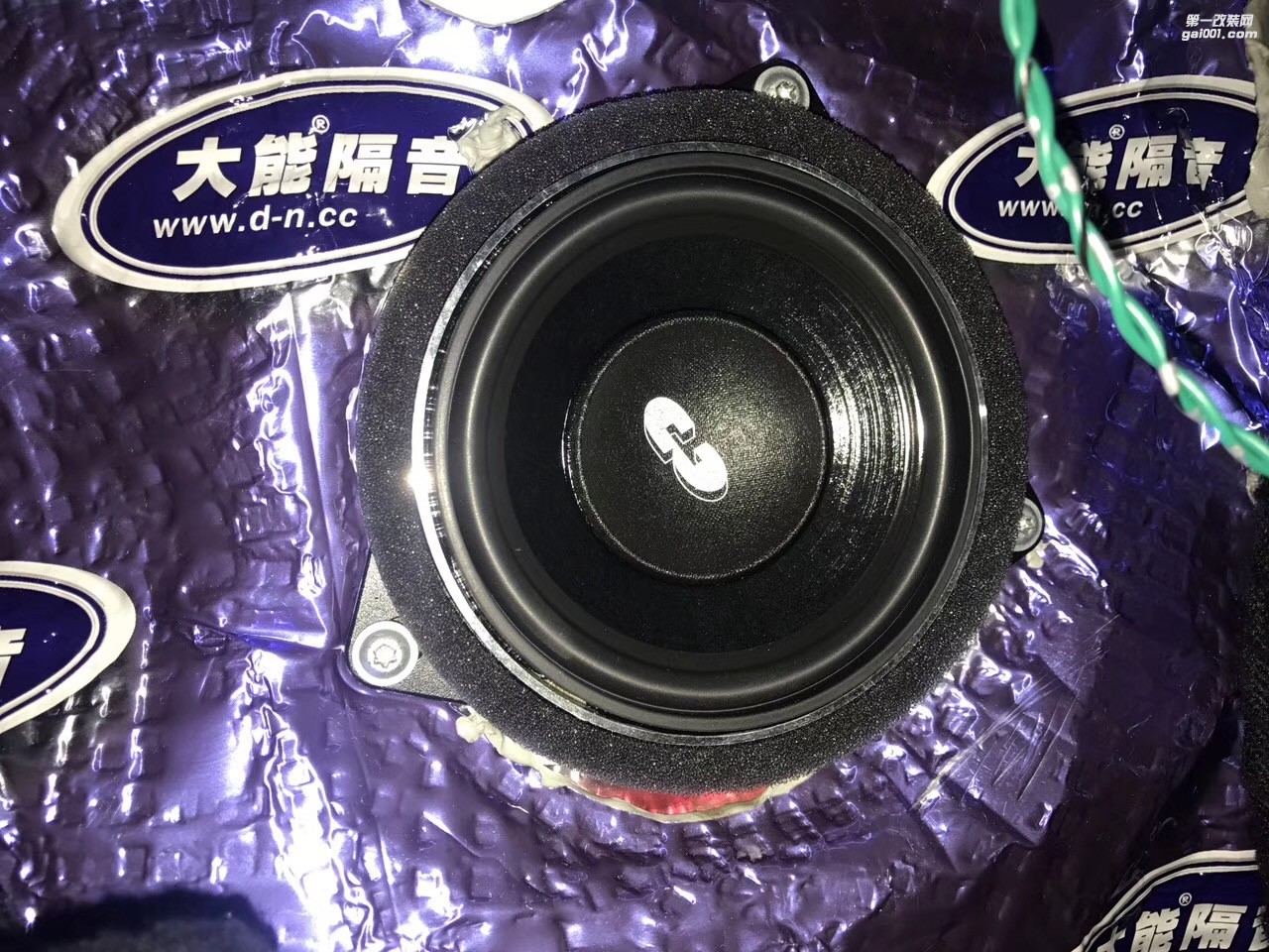 細致入微征服挑剔的耳朵寶馬3系升級大能隔音汕頭市星悅汽車音響改裝寶馬音響系統(tǒng)美國CDT專車專用無損安裝