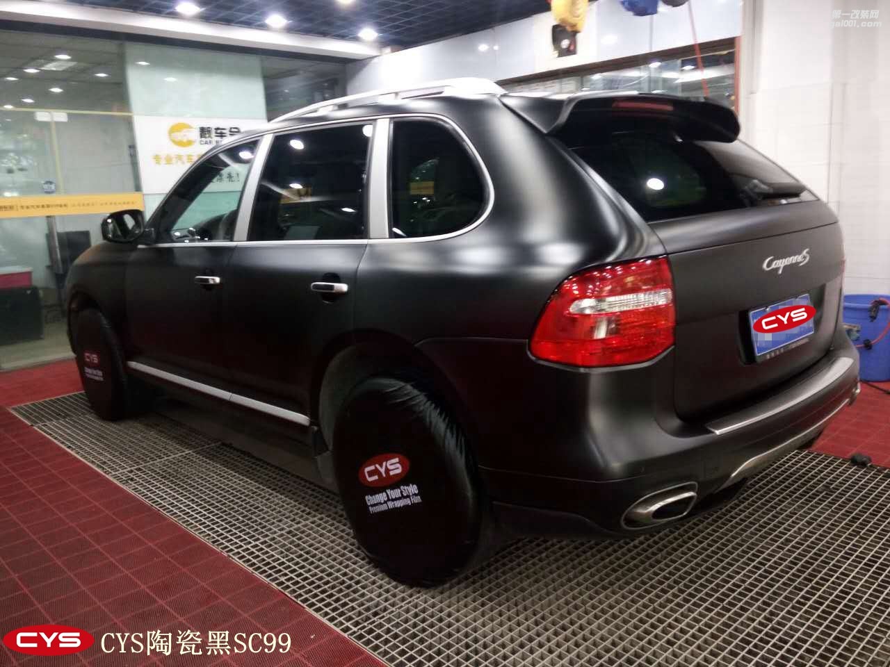 四川成都車衣裳保時(shí)捷卡宴陶瓷黑SC99汽車改色貼膜