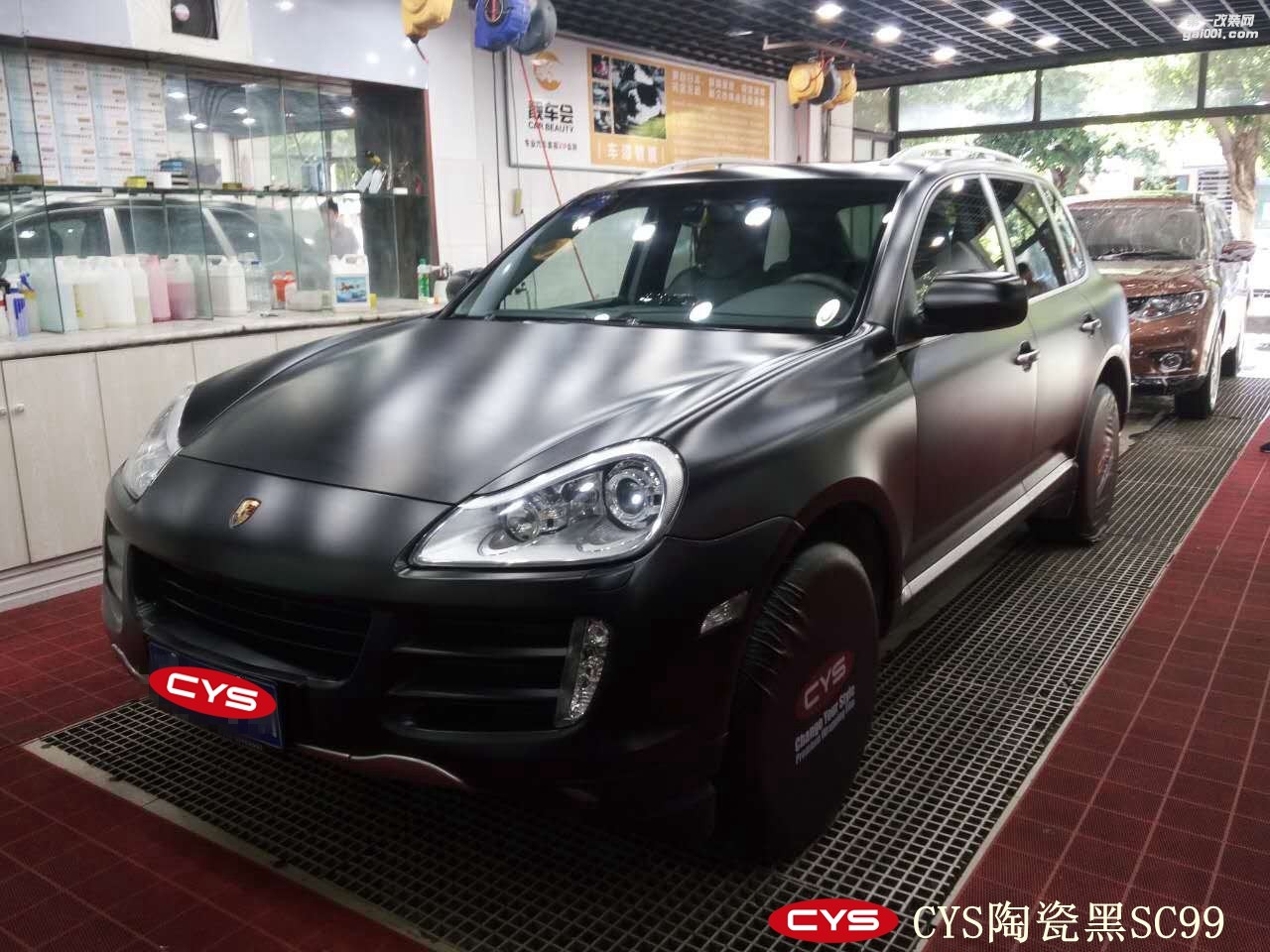 四川成都車衣裳保時(shí)捷卡宴陶瓷黑SC99汽車改色貼膜