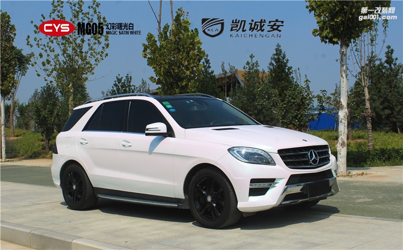 鄭州汽車貼膜奔馳ML350鐳射白全車改色效果圖