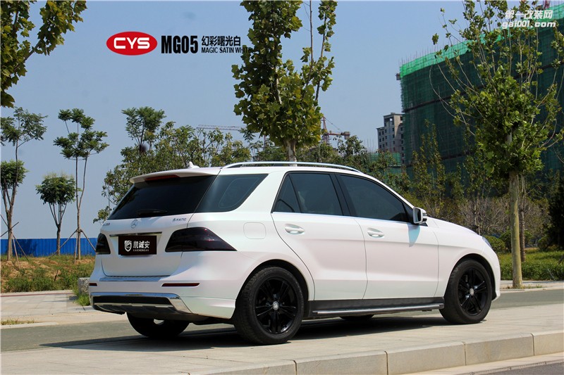 鄭州汽車貼膜奔馳ML350鐳射白全車改色效果圖