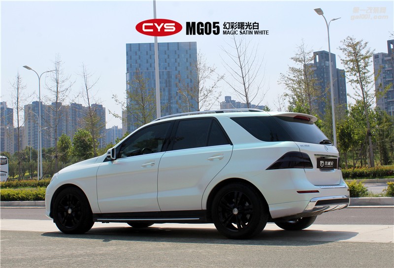 鄭州汽車貼膜奔馳ML350鐳射白全車改色效果圖