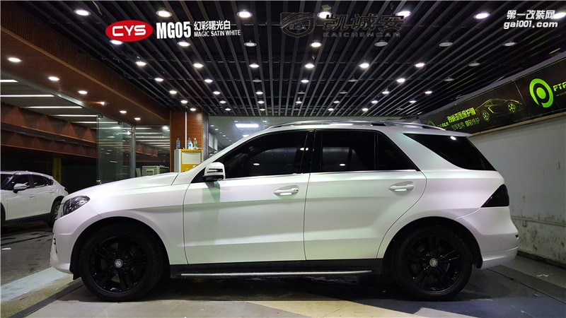 鄭州汽車貼膜奔馳ML350鐳射白全車改色效果圖