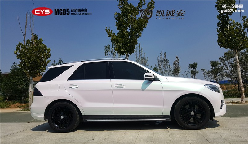 鄭州汽車貼膜奔馳ML350鐳射白全車改色效果圖