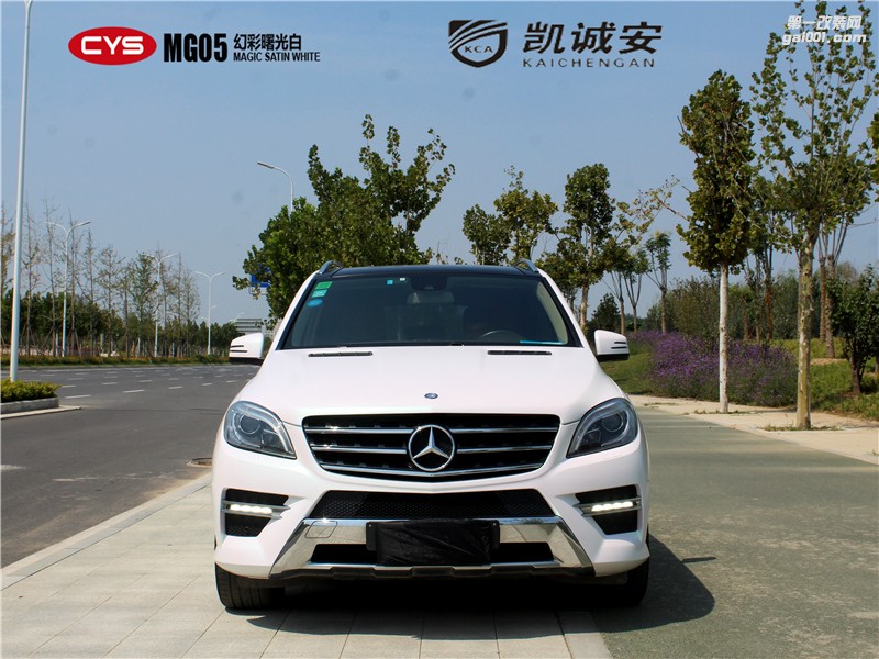 鄭州汽車貼膜奔馳ML350鐳射白全車改色效果圖