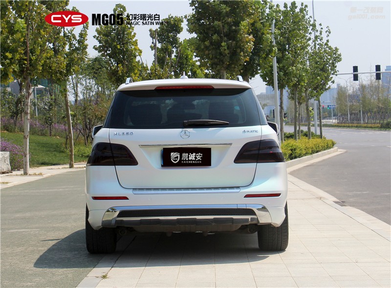 鄭州汽車貼膜奔馳ML350鐳射白全車改色效果圖
