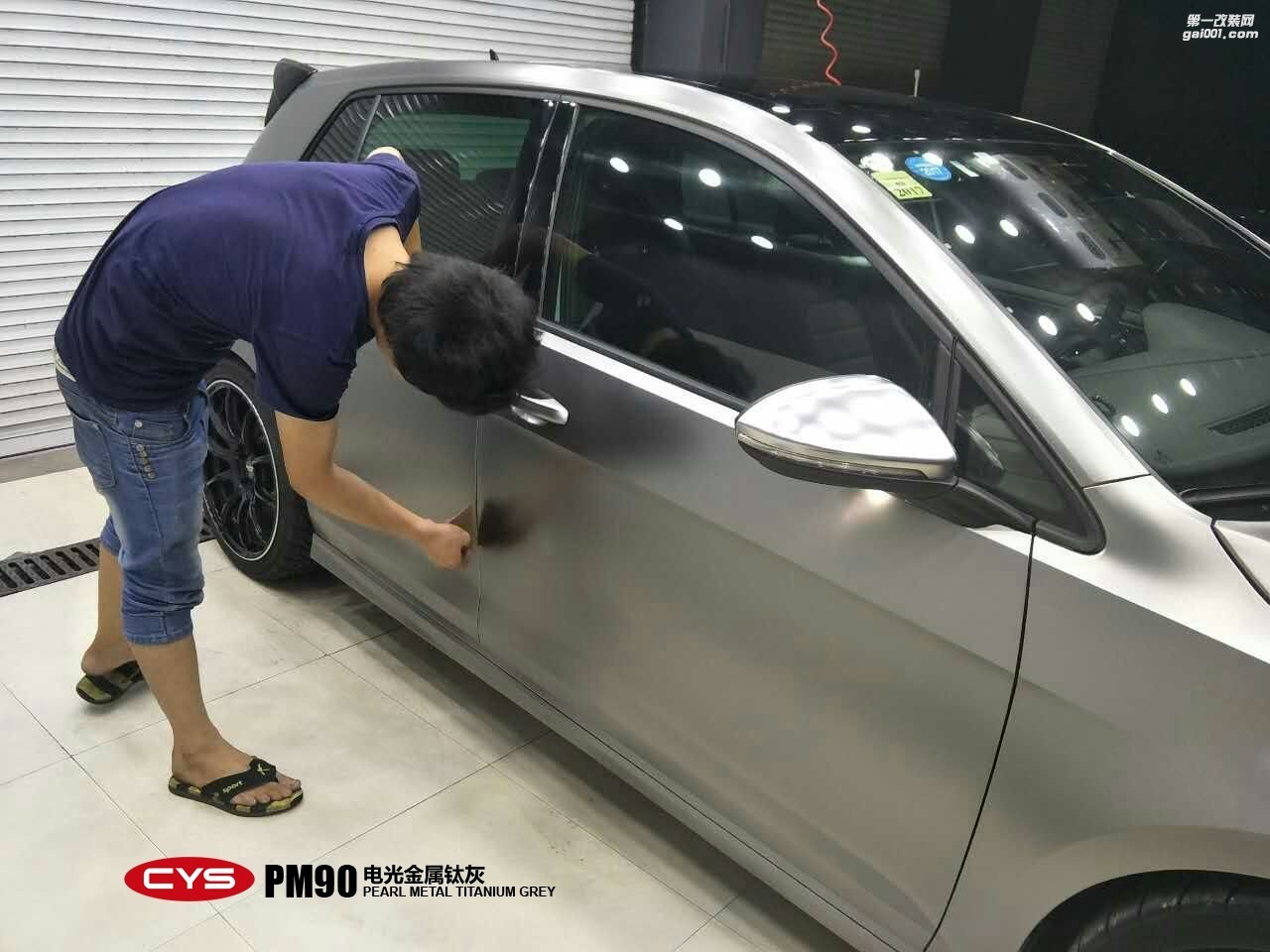 四川成都車(chē)衣裳 大眾高爾夫電光金屬鈦灰PM90汽車(chē)改色貼膜