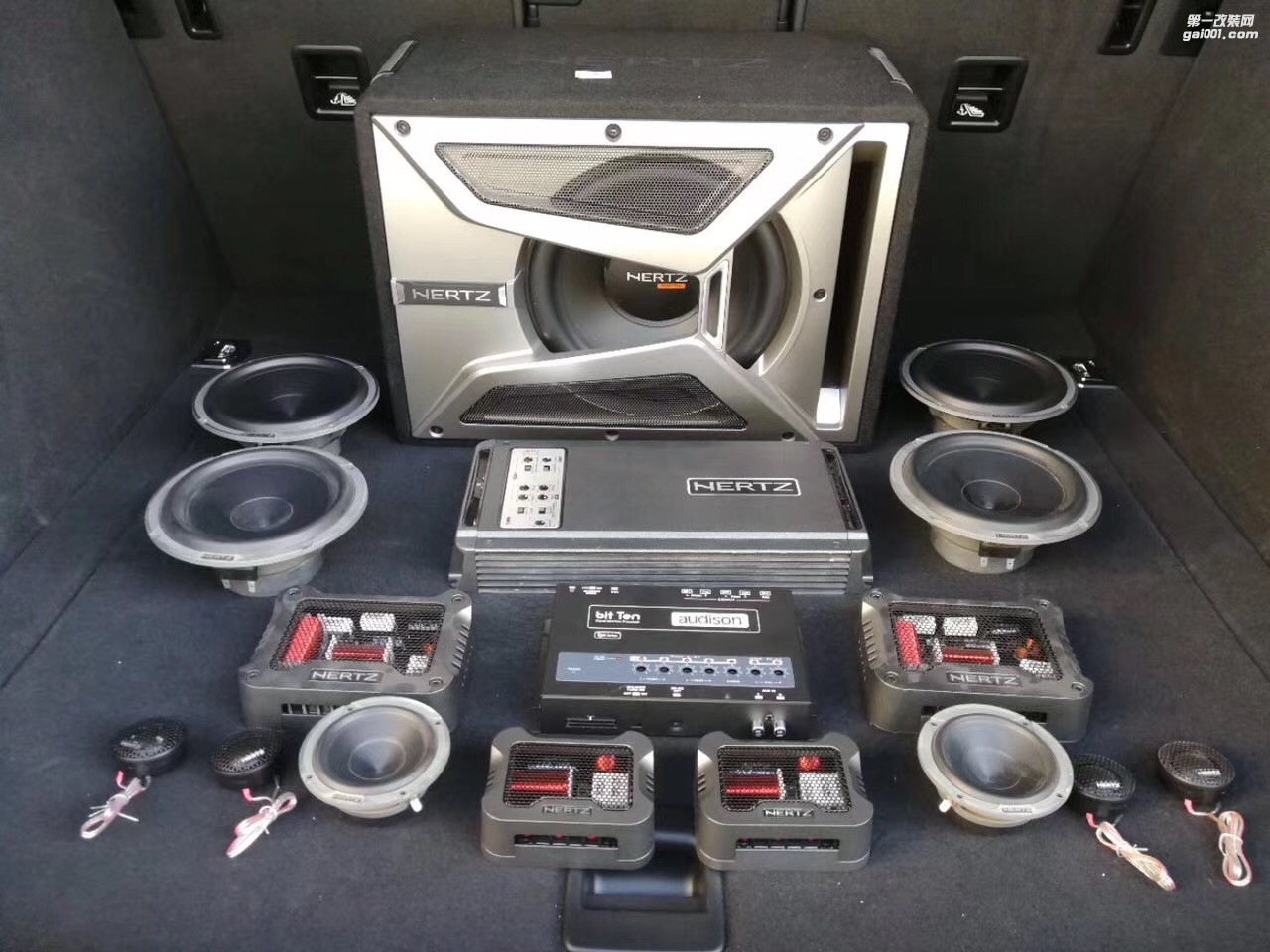傳送能炸能聽的音樂不再是臆想保時捷全車音響改裝意大利赫茲汕頭市星悅汽車音響改裝盡享尊貴與奢華