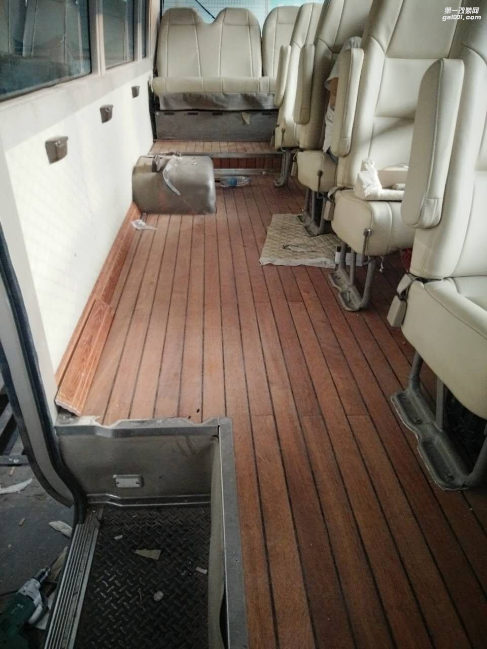 考斯特內(nèi)飾改裝-西安漢楓房車商務(wù)車改裝基地