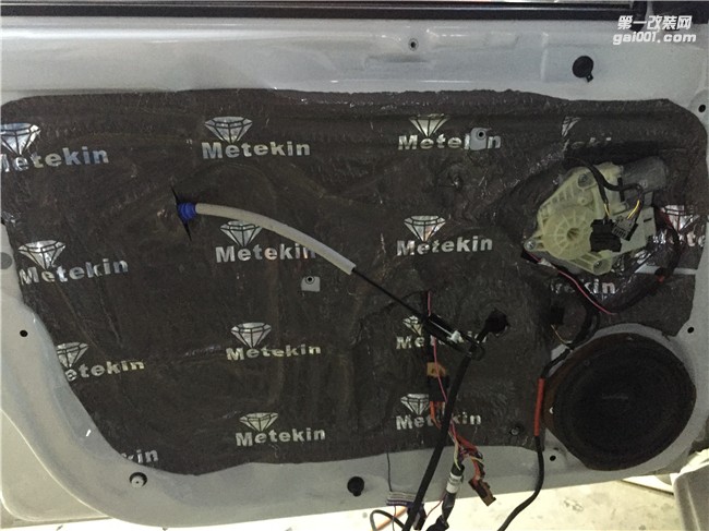 清遠(yuǎn)汽車(chē)音響改裝——大眾桑塔納全車(chē)美特靜隔音+歌劇世家音響改裝