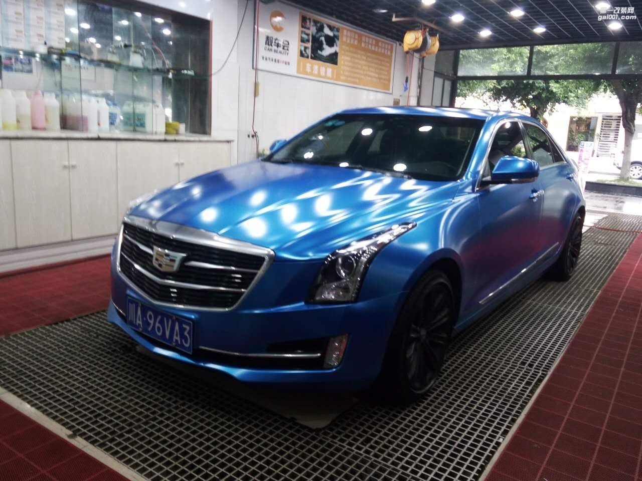 四川成都車衣裳凱迪拉克ATS電光系列電光藍(lán)PM110車身改色貼膜