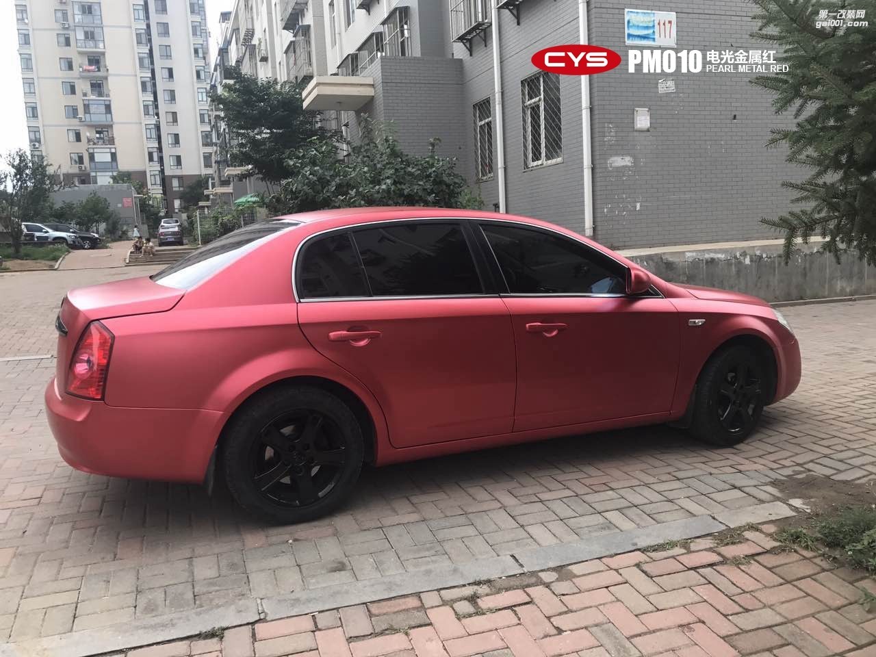 四川成都車衣裳奔騰B70電光金屬紅PM010汽車改色貼膜