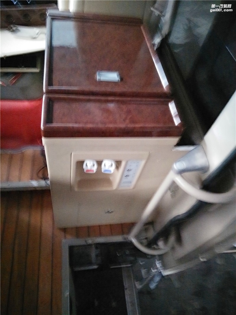 考斯特內(nèi)飾改裝-西安漢楓房車商務(wù)車改裝基地
