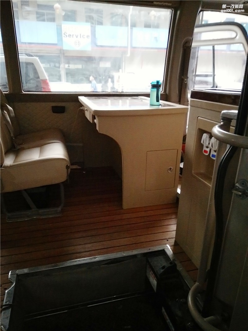 考斯特內(nèi)飾改裝-西安漢楓房車商務(wù)車改裝基地