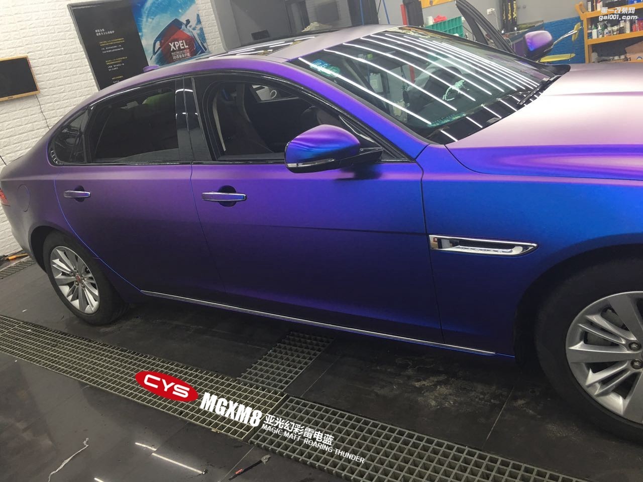 成都青羊車衣裳捷豹XFL亞光幻彩雷電藍車身改色貼膜