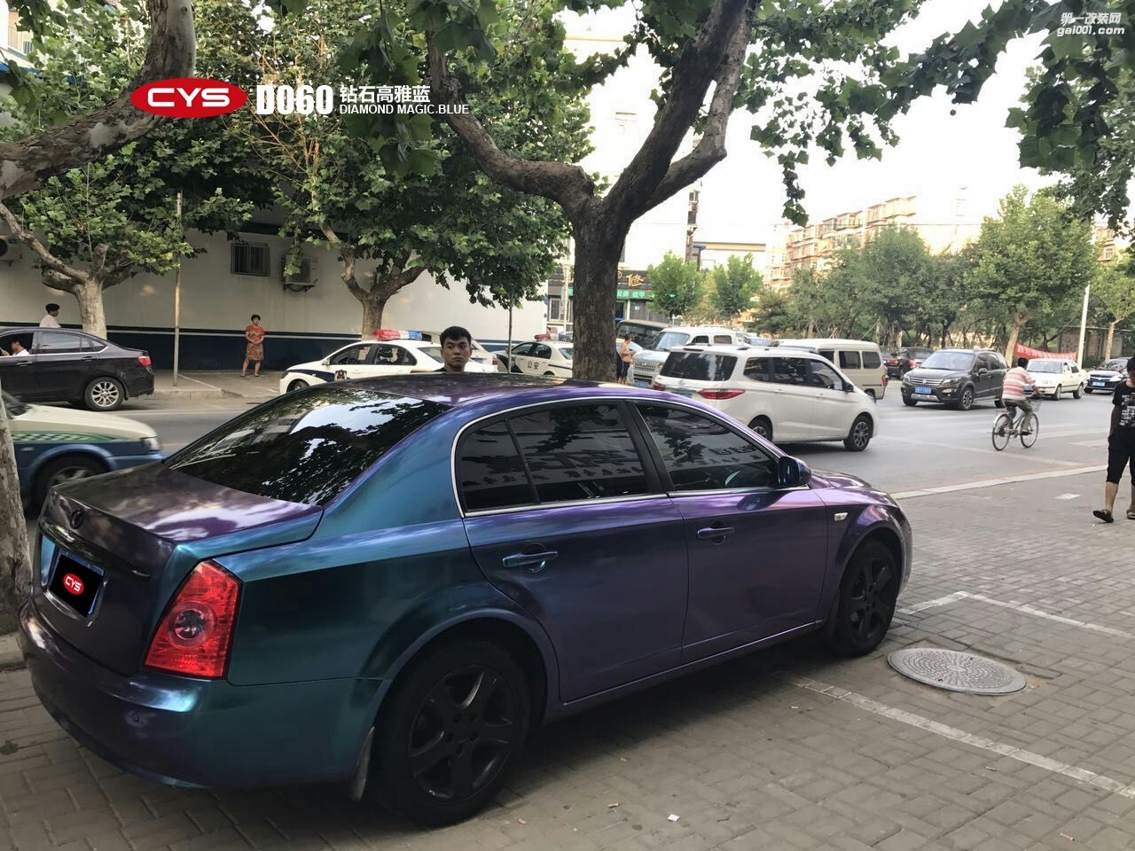 成都青羊車衣裳奔騰B70鉆石高雅藍(lán)D060車身改色貼膜