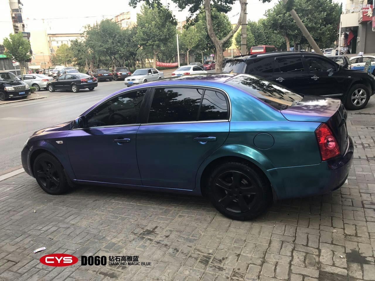 成都青羊車衣裳奔騰B70鉆石高雅藍(lán)D060車身改色貼膜