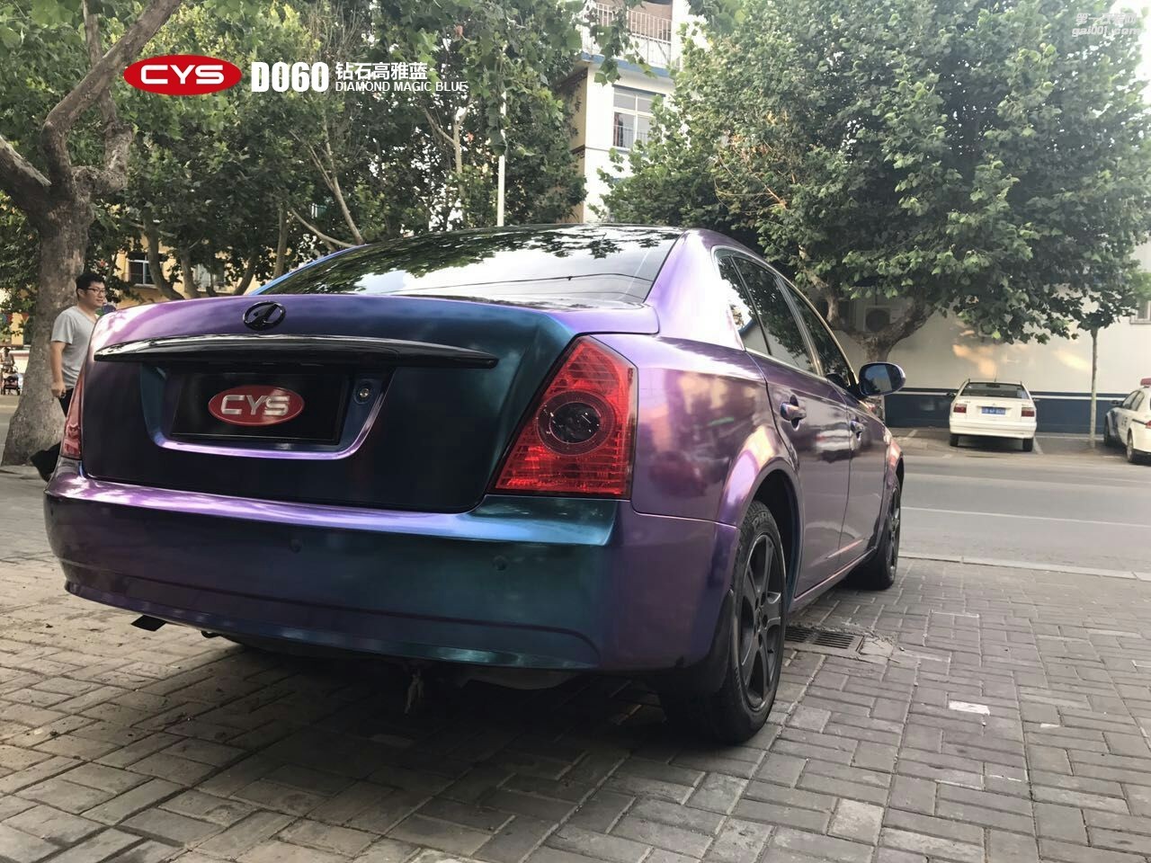 成都青羊車衣裳奔騰B70鉆石高雅藍(lán)D060車身改色貼膜