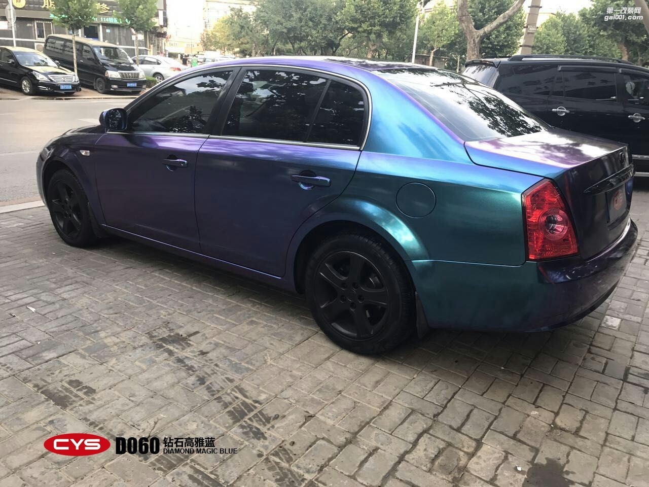成都青羊車衣裳奔騰B70鉆石高雅藍(lán)D060車身改色貼膜