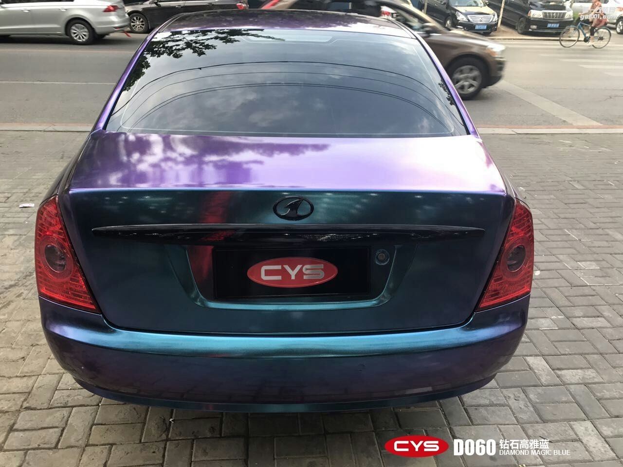 成都青羊車衣裳奔騰B70鉆石高雅藍(lán)D060車身改色貼膜