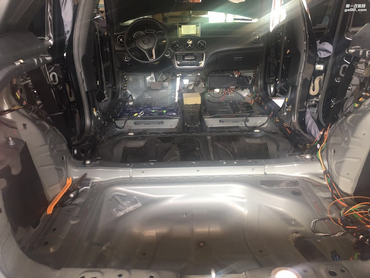 汕頭哪里汽車隔音施工最專業(yè)奔馳A180全車大能隔音汕頭市星悅汽車音響改裝解決車內噪音路噪胎噪問題