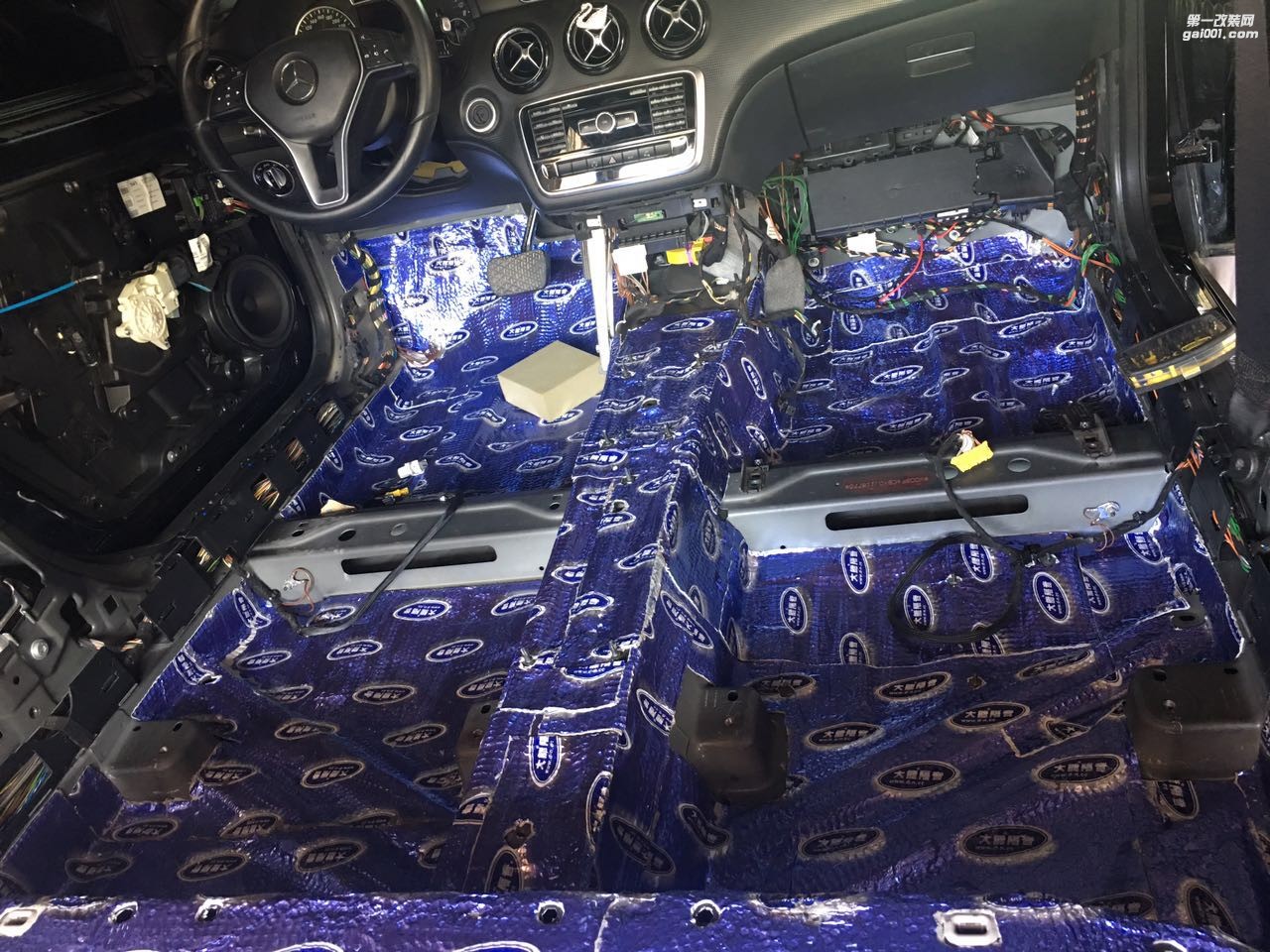 汕頭哪里汽車隔音施工最專業(yè)奔馳A180全車大能隔音汕頭市星悅汽車音響改裝解決車內噪音路噪胎噪問題
