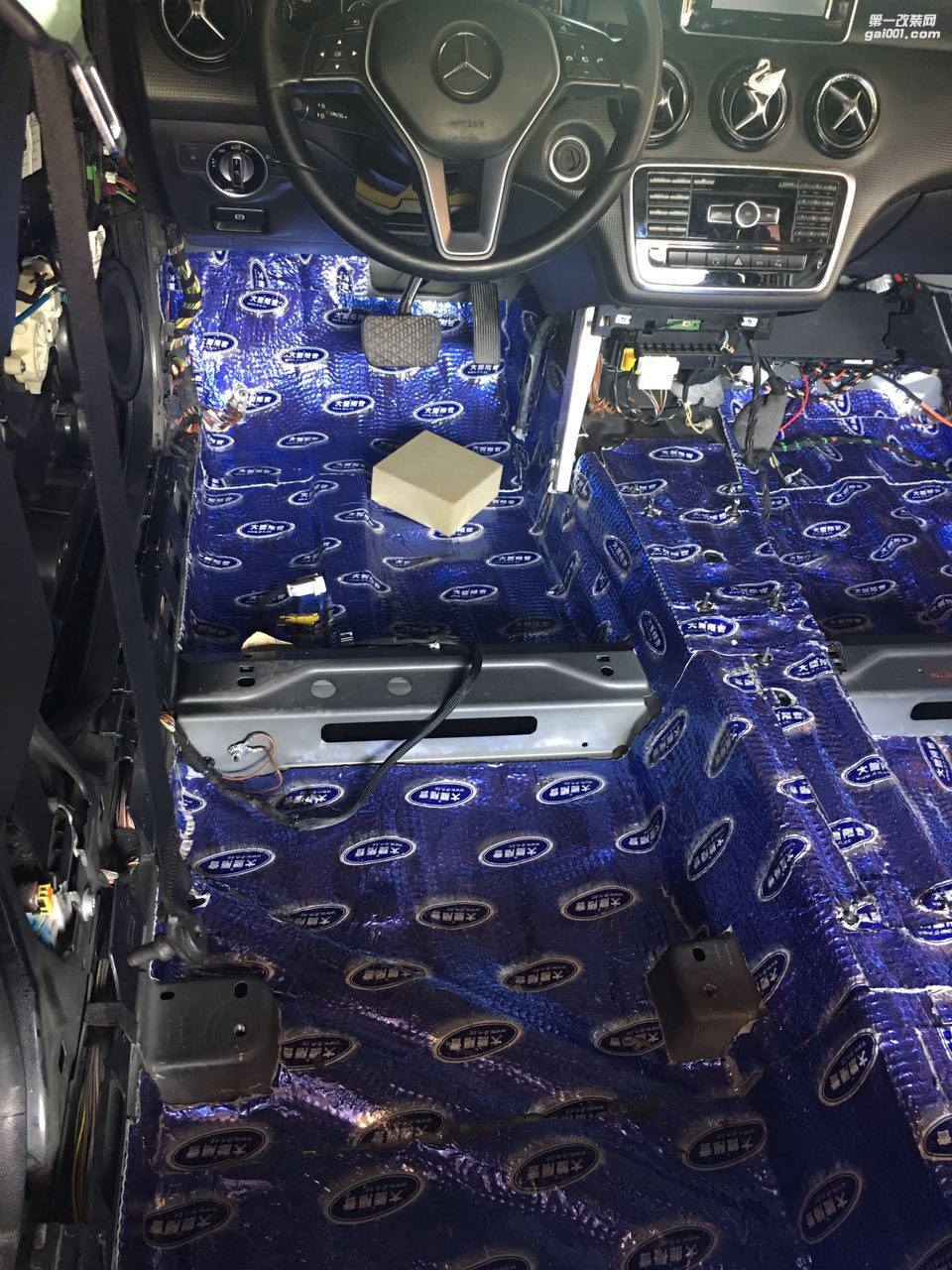 汕頭哪里汽車隔音施工最專業(yè)奔馳A180全車大能隔音汕頭市星悅汽車音響改裝解決車內噪音路噪胎噪問題