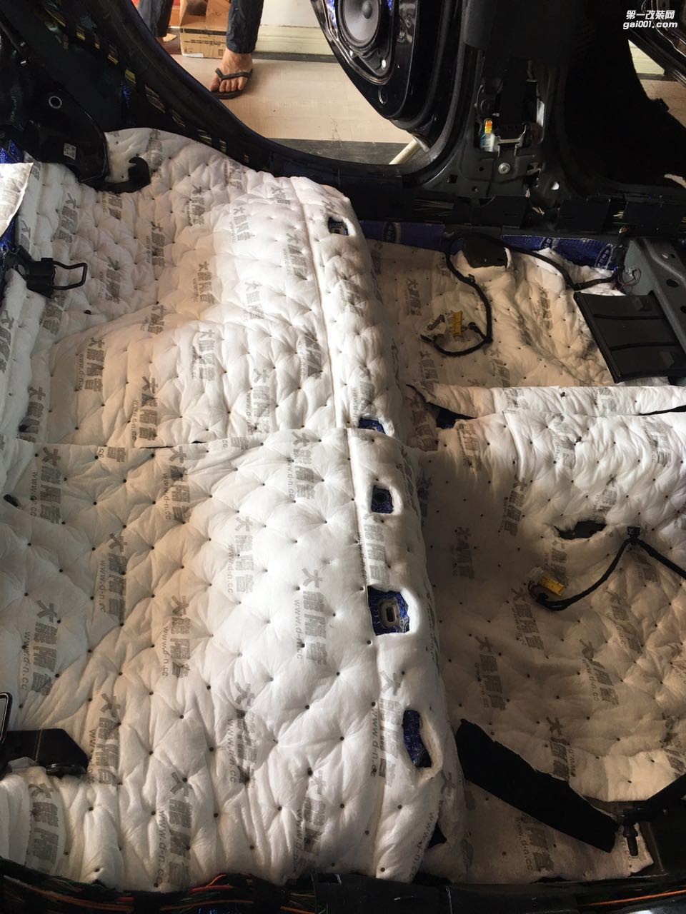 汕頭哪里汽車隔音施工最專業(yè)奔馳A180全車大能隔音汕頭市星悅汽車音響改裝解決車內噪音路噪胎噪問題